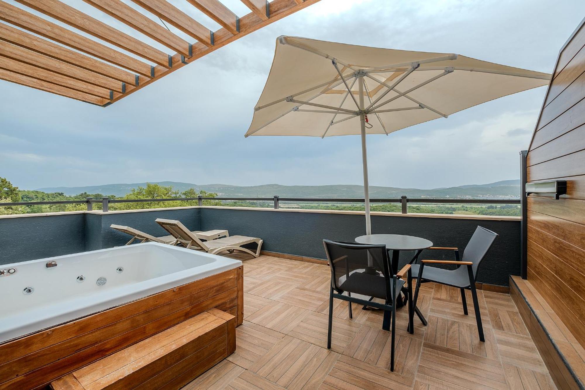 Montenegro Lodge Kavač Quarto foto Terrace with a hot tub