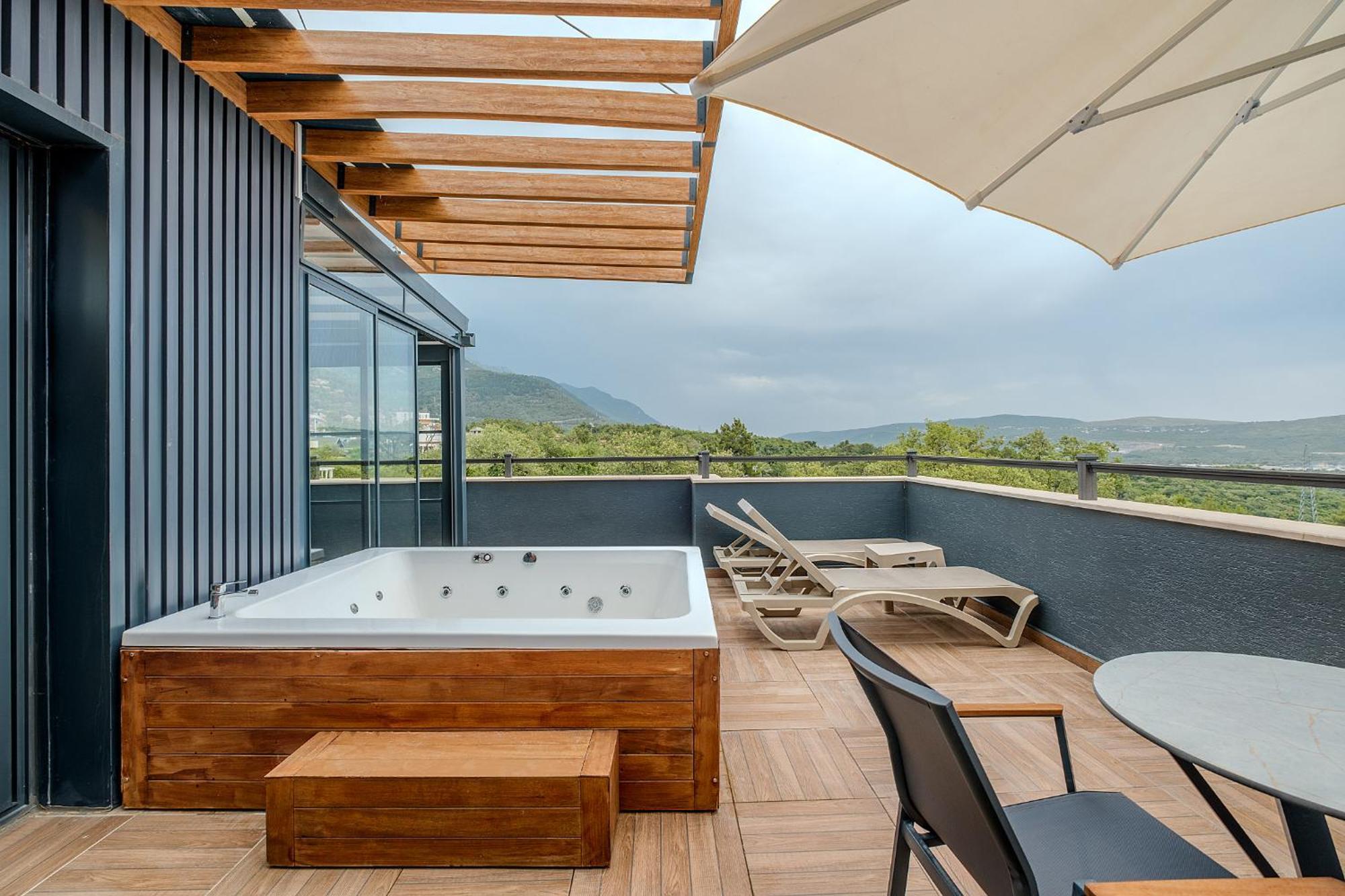 Montenegro Lodge Kavač Quarto foto Rooftop terrace with a hot tub